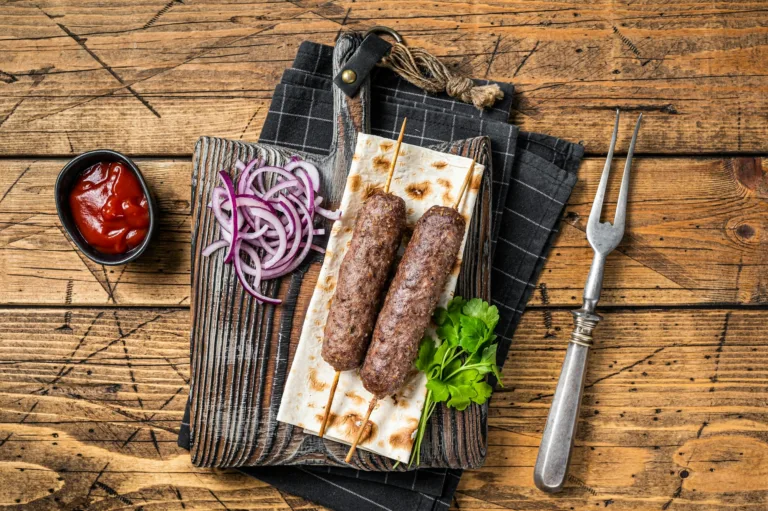 Kefta traditionnel du Moyen-Orient, kofta kebab à base de bœuf haché et de viande d'agneau grillée sur des brochettes servies avec du pain plat et de l'oignon. 