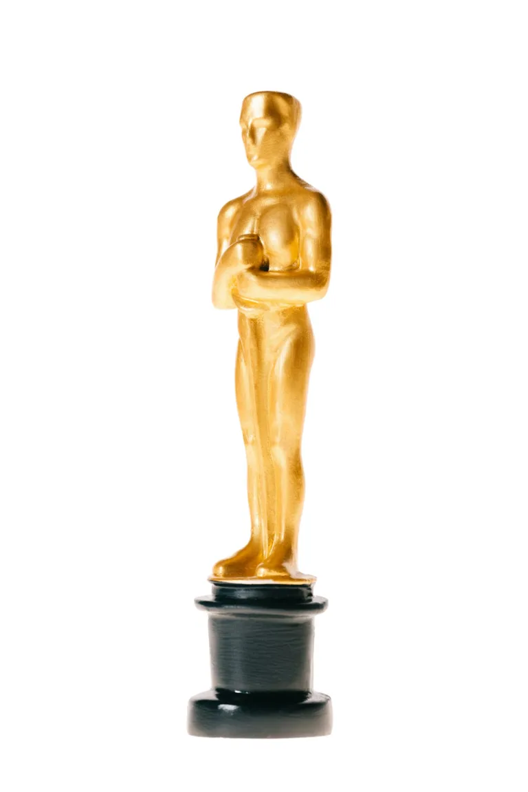 KIEV, UKRAINE - 10 JANVIER 2019 : prix Oscar d'or brillant isolé sur blanc