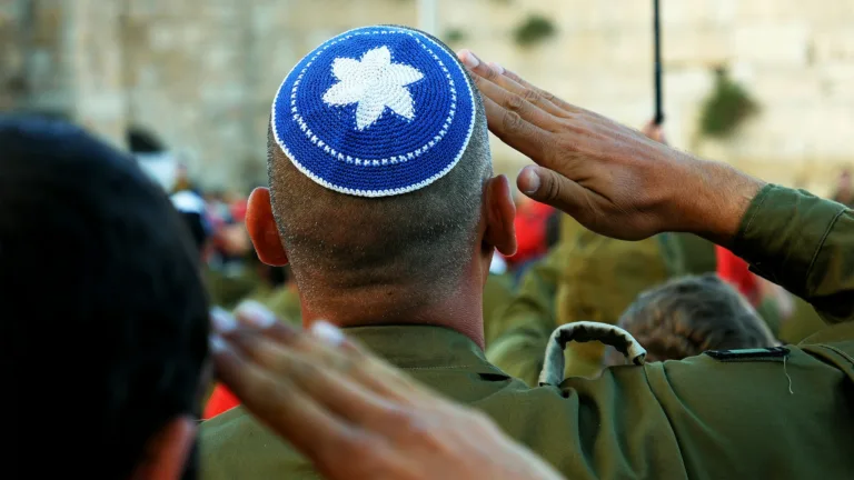 Soldat israélien militaire saluant le mur occidental à Jérusalem. 