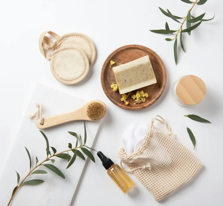 - 36 Spa de beauté à plat avec produits cosmétiques naturels, savon naturel, éponges, huiles et brosses de massage.